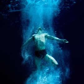 摄影师 Ruud Baan 的水下舞蹈摄影