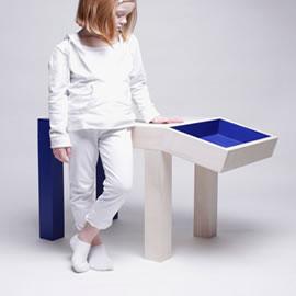 比利时设计师Quentin De Coster给小孩子们带来了一张动物书桌：Animal Table