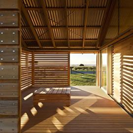 Parsonson 建筑行在新西兰北岛的海岸线边建造了这间海边别墅：Shoal Bay House