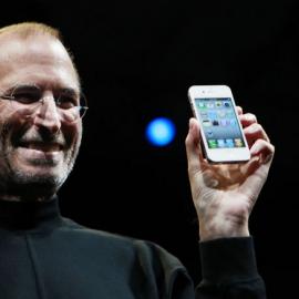 乔布斯做主题演讲，并发布了第四代iPhone