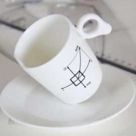 倾斜的创意杯子