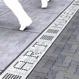 排水沟上的文字