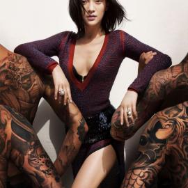 周迅首登《时尚先生》封面，着顶级内衣扮性感女大佬，体现了不同的性感一面。