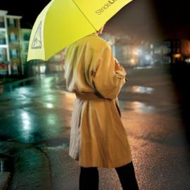 把灯装在雨伞里面