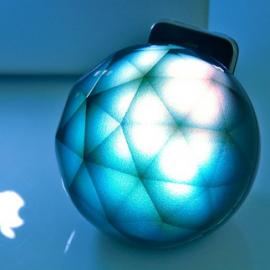 3D 互动 iPhone 基座