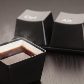 按键杯 CTRL+ALT+DEL是一组重启键，当操作电脑反应迟缓时