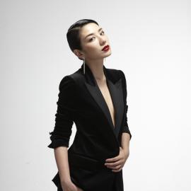 黄奕中性写真登杂志 轻熟女演绎冷艳帅气