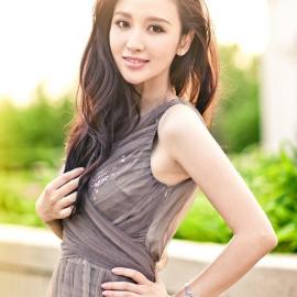 张萌新作收视热潮送冷调写真 大秀慵懒美感诱惑力十足