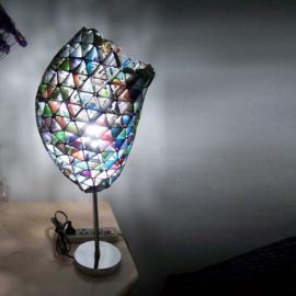 手工折纸组成的环保台灯