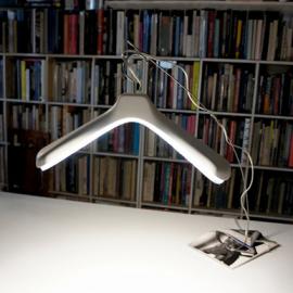 独特的衣架台灯