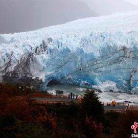 阿根廷活冰川大面积崩塌