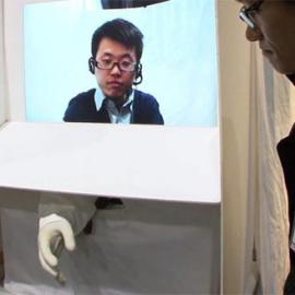 异地恋救星：能远程握手的手机？