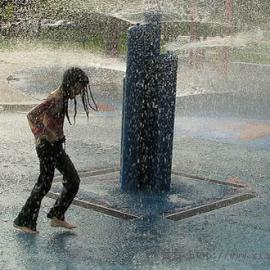 running in the rain，在雨中奔跑