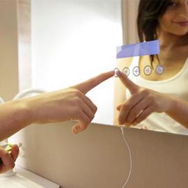 趣味设计，浴室里的镜子也可以播放音乐