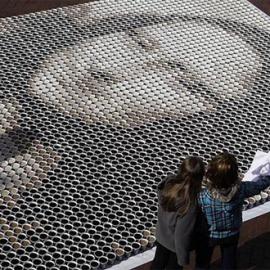 3604个杯子拼成的蒙娜丽莎图像