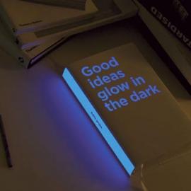 在黑暗中会发光的书