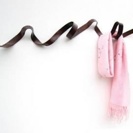 被风吹起的墙上衣架