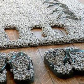 藏在地毯中的拖鞋