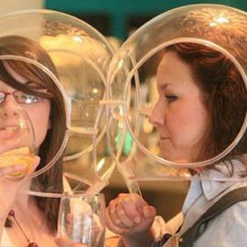 酒吧也可安静聊天的“交流泡”