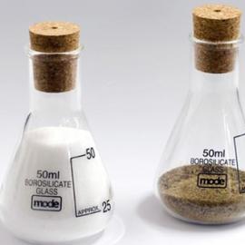 厨房里的锥形瓶