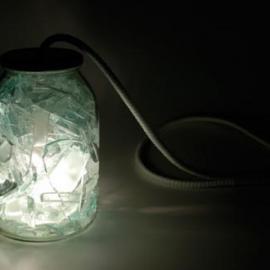 装满碎片的玻璃瓶灯