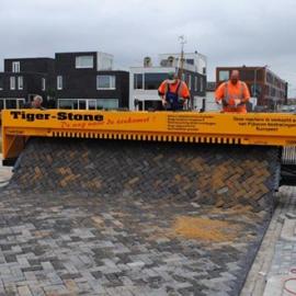 自动铺路机，铺砖如铺地毯