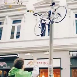 锁在电线杆上的自行车