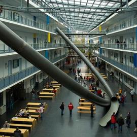 大学里的管道滑梯