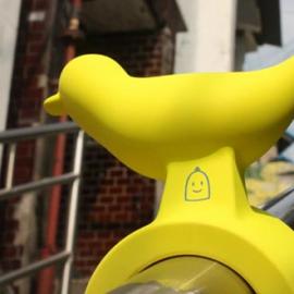 帮助老人爬楼梯的小鸟扶手