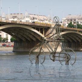 多瑙河上的动感雕塑