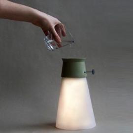 倒杯水就能点亮的灯