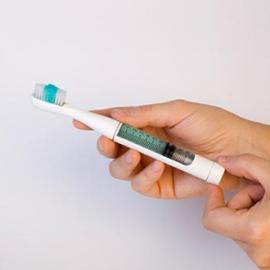 能储存牙膏的牙刷