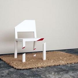 被切断三条腿的椅子