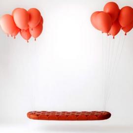 悬空的气球长凳