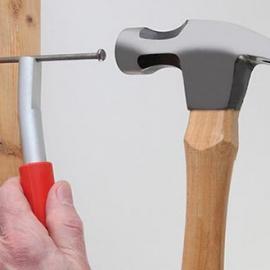 钉钉子时的辅助手持设备