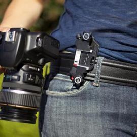 将单反相机别在腰带上