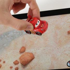 在iPad屏幕上游戏的迪斯尼玩具车Appmates