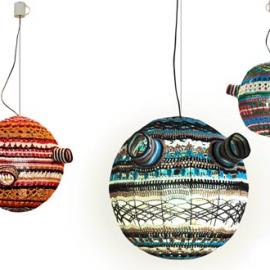 用彩色毛线编织的针织灯罩