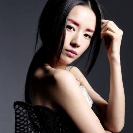 昔日清纯女星玩叛逆 半裸纹身乱发各不同