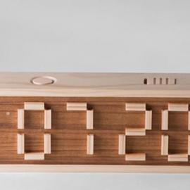 把玩的木质闹钟