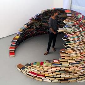 用书搭成的圆顶屋