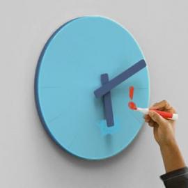 通过变色提醒的挂钟