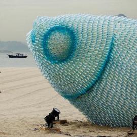 废弃的塑料瓶制成的发光巨型鱼