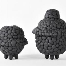 废轮胎制作成的壶和碗