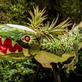 西瓜菠萝雕刻成的龙