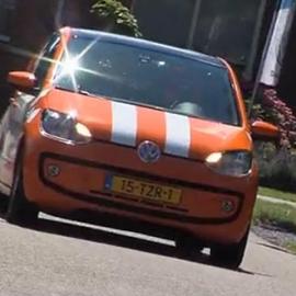 靠尖叫呐喊驱动的汽车