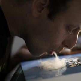 用大麻烟雾作画