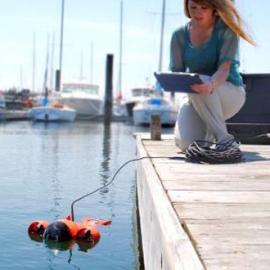 用iPad操控的迷你潜水艇