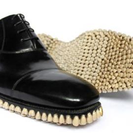 镶嵌1050颗假牙的皮鞋