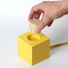 软木塞控制开关的收音机